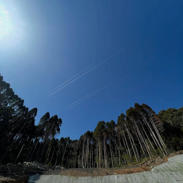 まーちゃんです☀️

完成検査ラッシュです！！

後輩ちゃんは、予行練習したので
明日はバッチリだと思います🙆‍♀️

写真は長島の砂防現場の完成検査で撮った
飛行機雲〜✈️

#現場 #土木 #工事現場 #完成検査 #年度末 
#空 #飛行機雲 #鹿児島 #阿久根