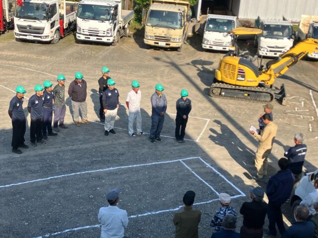 まーちゃんです👷‍♀️
社内教育の中のひとつ、
重機オペレーターの
若手社員技術向上を図るため
操縦試験を開催しました！
バックホウやローラーの点検から
操縦まで時間と技術で採点を行います。
今後の課題がそれぞれ
見つけられた試験になりました✨
資格取得からその後のスキルアップまで
しっかりサポートする体制を会社全体で
行っています🫡
最後に表彰されてますね〜！
何の賞だったかは伏せておきます😂
(爆笑しているのが意味深…🤣)
#建設業 #重機 #バックホウ #試験 
#鹿児島 #阿久根